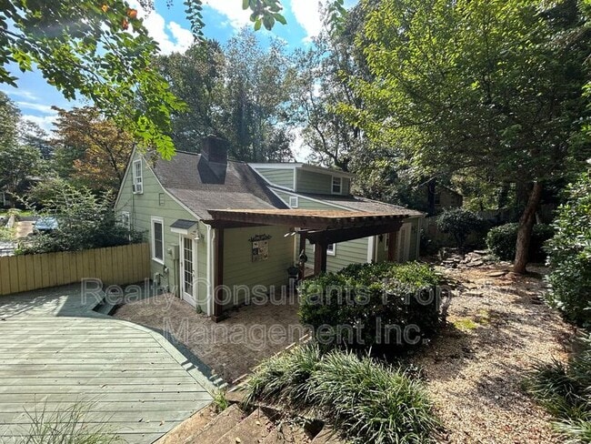 Building Photo - 2461 Lyndhurst Ave