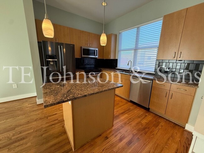 Building Photo - Modern Three Level Townhome in the Heart of Winston Salem