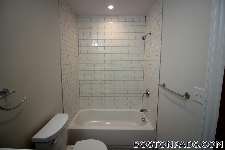 Building Photo - 65 Beech Glen St