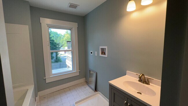 Building Photo - 24-28 Hill St