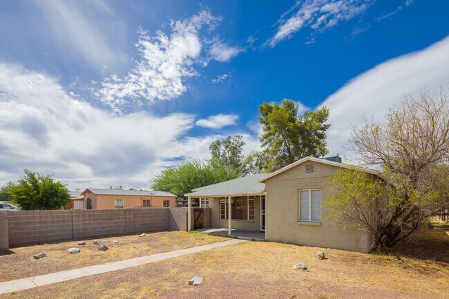 Building Photo - Great Central Location