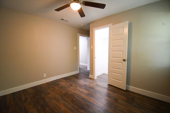 Building Photo - 4 bdrm, 2 bath - NEWLY Remodeled