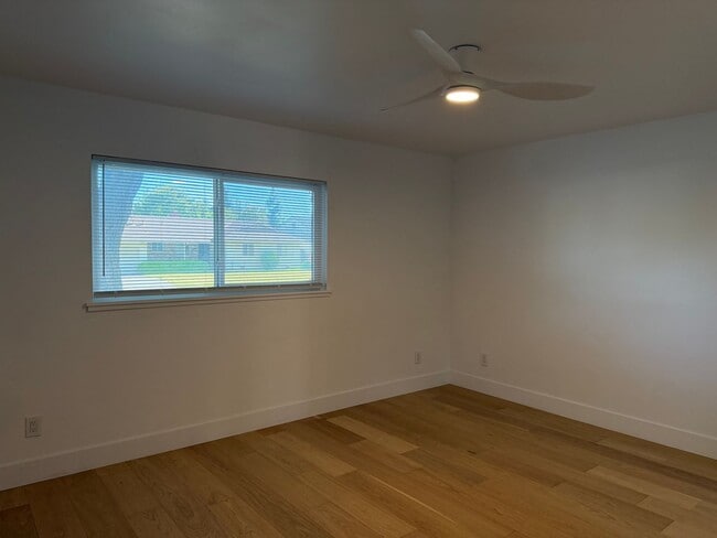 Building Photo - Fully Remodeled 3 Bedroom/ 2 Bathroom Duplex w/ Modern Finishes & Private Yard!