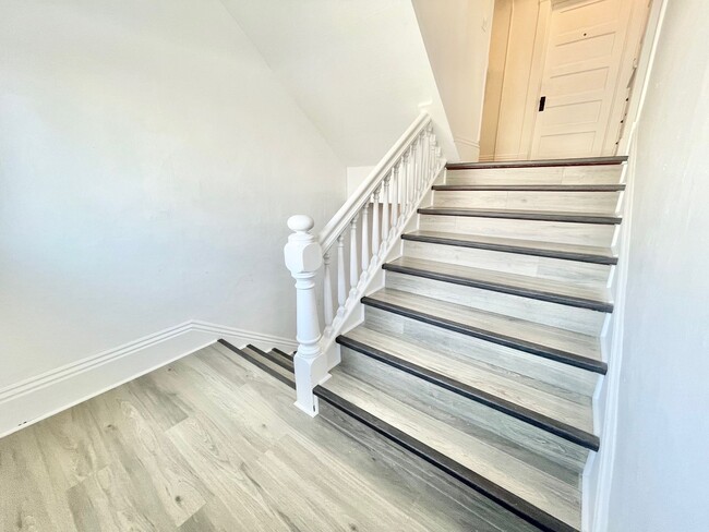 Building Photo - Gorgeous Remodeled 1 Bed, 1 Bath on South ...