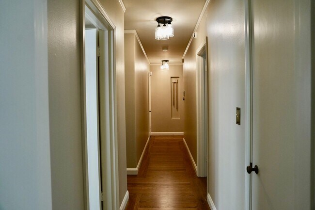 Building Photo - Charming & Spacious 3BR/2BA Lower-Level Home in Prime Baywood Location