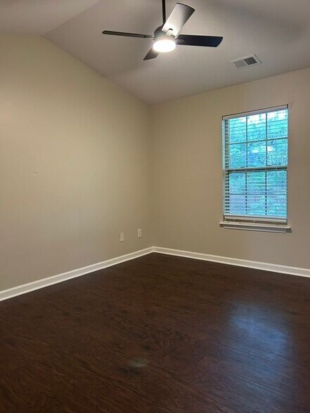 Building Photo - 137 Avalon Dr