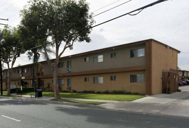 Building Photo - Shoemaker Court Apts