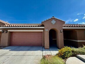 Building Photo - CUTE ONE STORY TOWNHOME