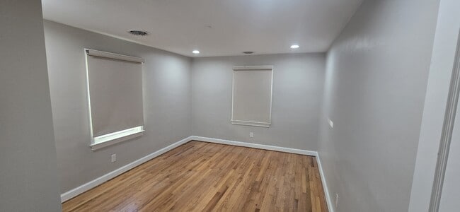 Building Photo - 904 Front Ave