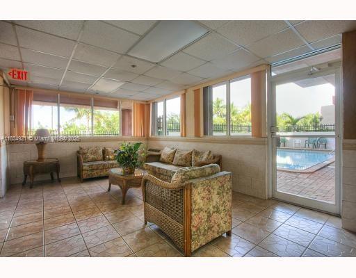 Building Photo - 2600 Collins Ave