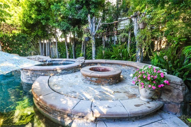 Building Photo - 250 Santo Tomas Ave