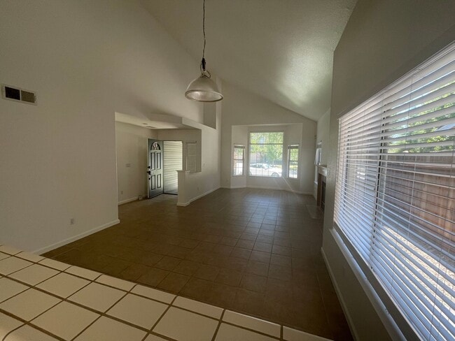 Building Photo - 3 Bedroom 3 Bath Home in West Natomas