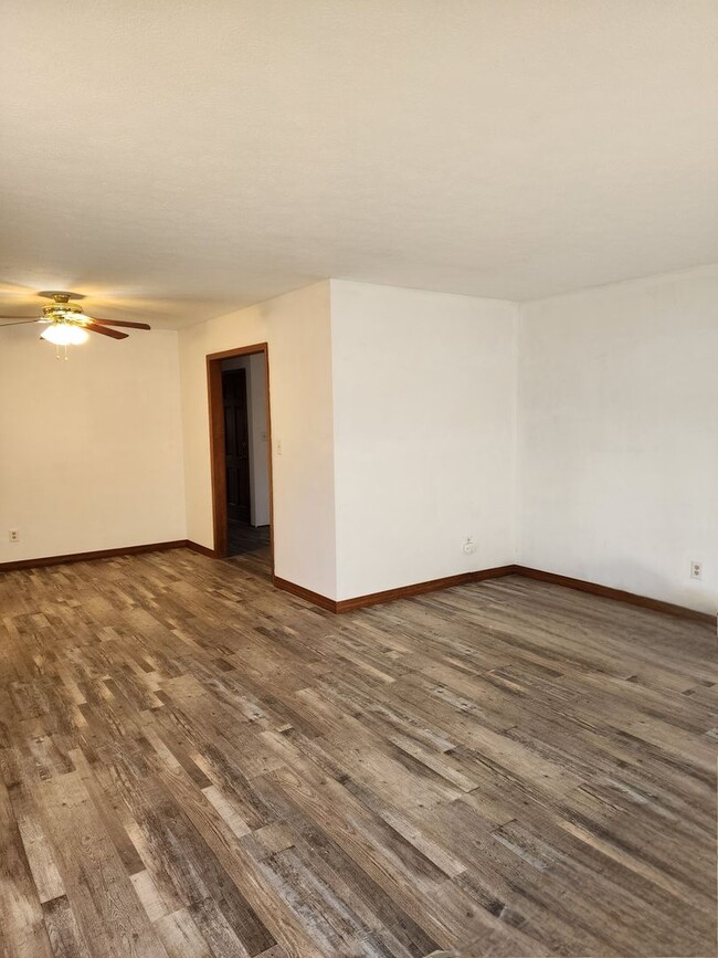 Building Photo - 4 Bedroom, 2 Bath, 2 Car Garage Home for R...