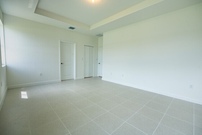 Building Photo - 2485 SE 29th Dr