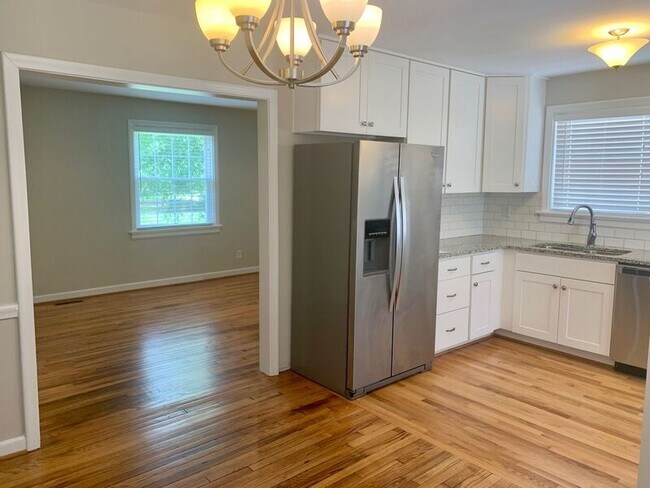 Building Photo - 903 Willow Lawn Dr