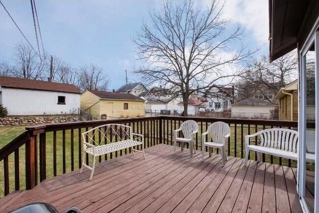 Building Photo - 3 Bed | 1 Bath in the Heart of NE Minneapo...