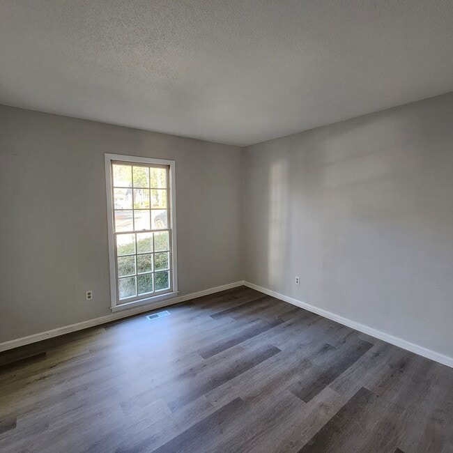 Building Photo - 3 Bedroom Townhome For Rent