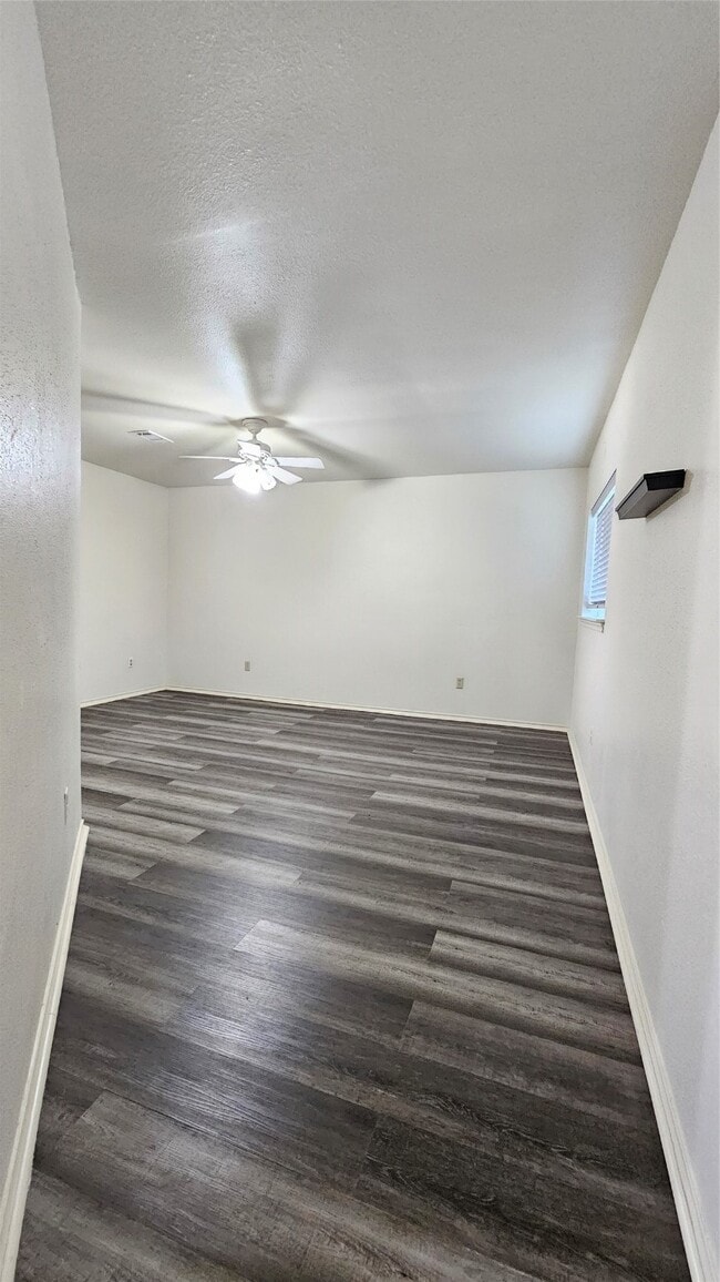 Building Photo - 543 Oakdale Dr