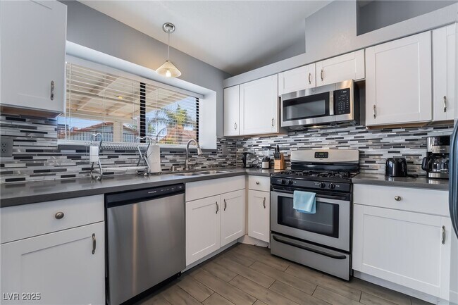 Building Photo - 7076 Gunslinger St