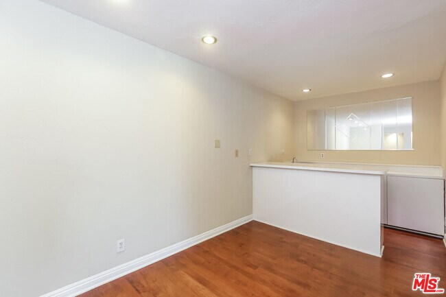Building Photo - 723 Palisades Beach Rd