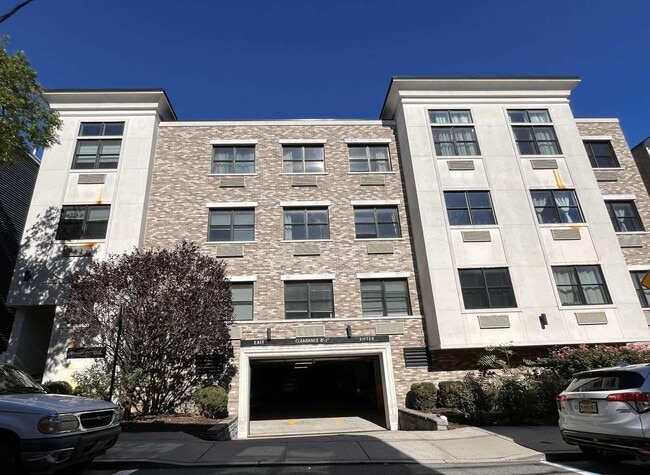 Building Photo - 140 36th St