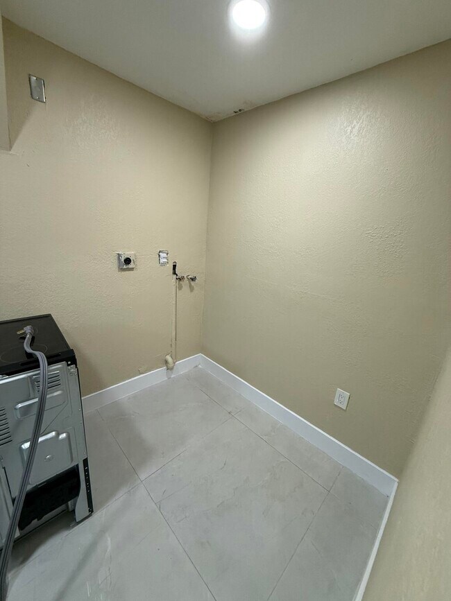 Building Photo - 2336 NW 35th St