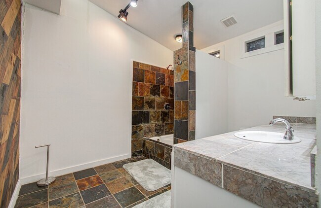 Building Photo - 5419 Gulfton St