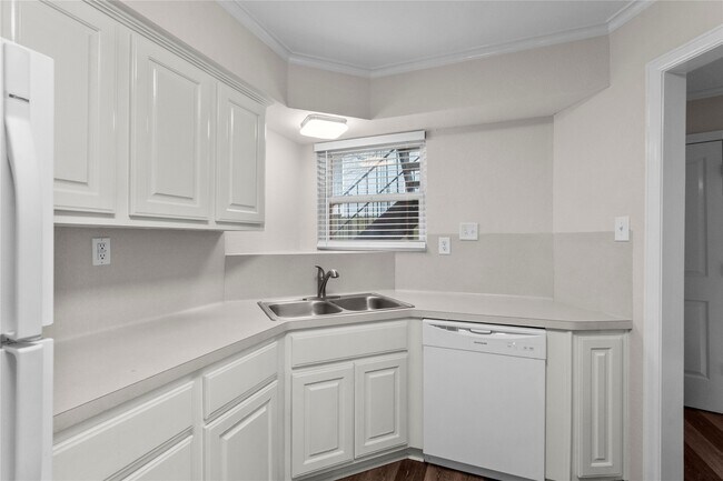 Building Photo - 102 The Strand