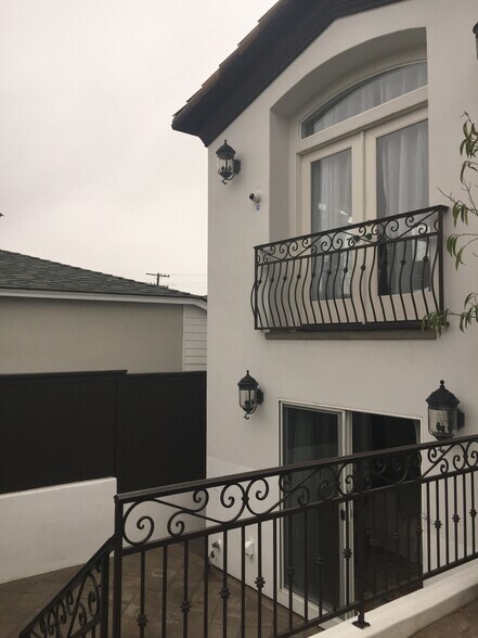 Private entrance - 2127 Manhattan Ave
