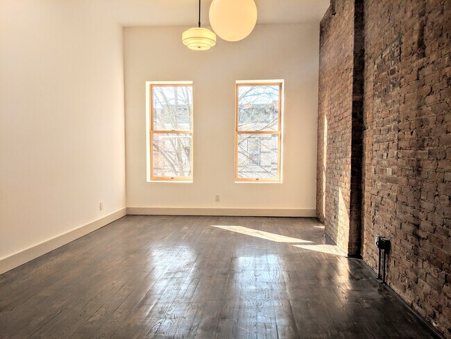 Building Photo - 18-28-28 George St