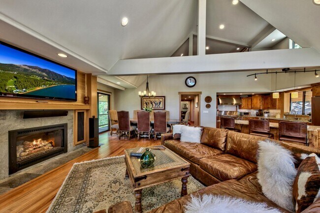 Building Photo - Gorgeous Lakeview! Pet Friendly w a Garage & AC!