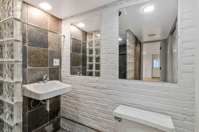 Building Photo - Big and Comfy Townhouse