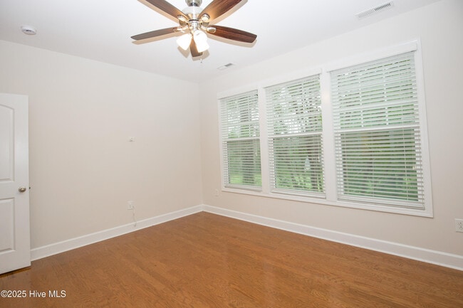 Building Photo - 104 Pine Hawk Dr