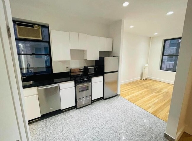 Building Photo - 229 E 53rd St