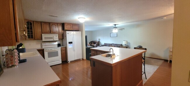Building Photo - Short Term Lease, Fully furnished all utilities included