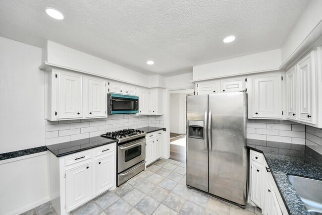 Building Photo - 616 S Rivershire Dr