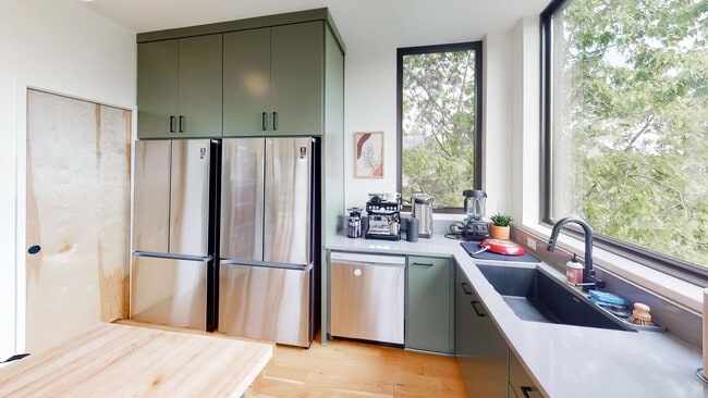 Building Photo - Modern Architecture in a Stunning Coliving Building! Amazing Neigborhood!