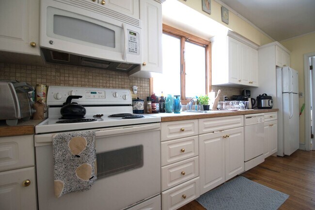 Building Photo - Amazing 3 bath in Brighton!!