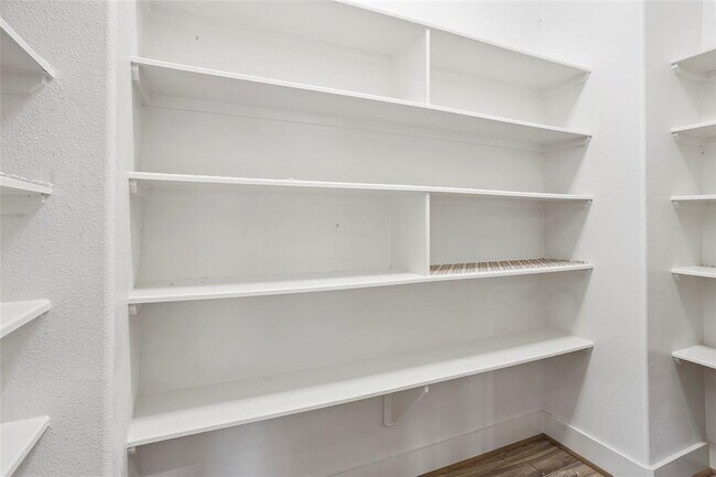 Building Photo - 4525 Beacon Hill Dr