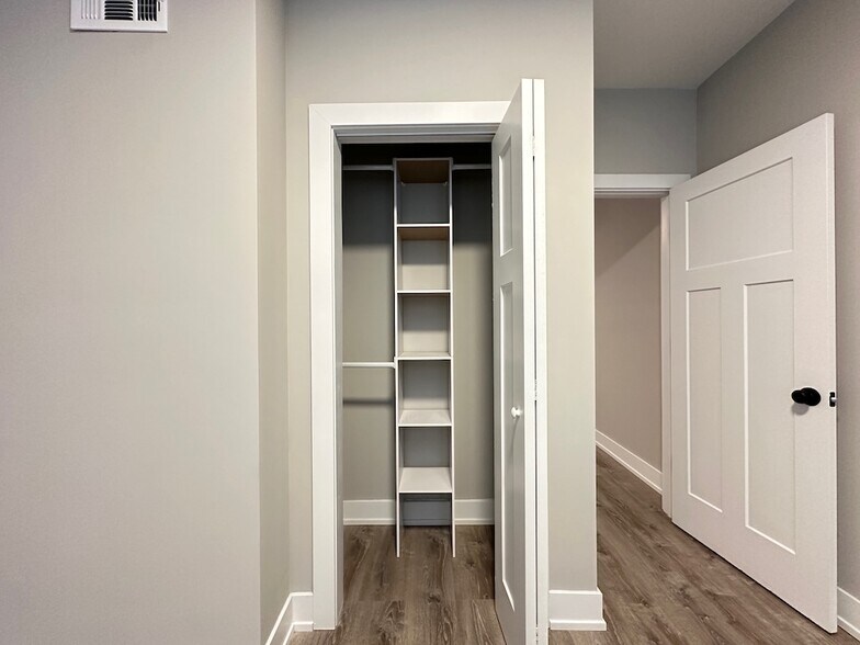 Building Photo - 434 W Aldine Ave