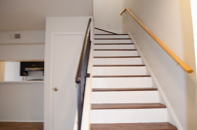 Building Photo - 2 Bed/ 1 Bath With Easy Access to 183/290 and 35