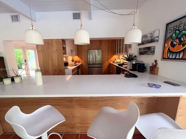 Building Photo - 240 Greenwood Dr