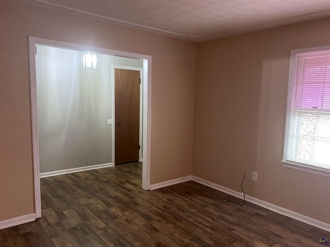 Building Photo - 409 Forest Lake Dr