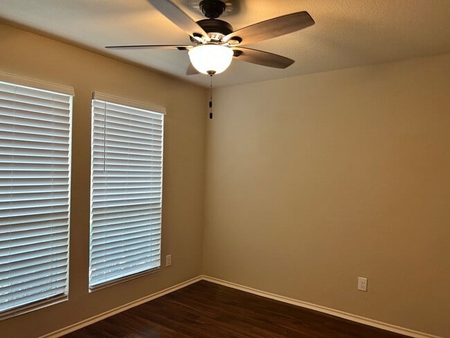 Building Photo - Great Home In The Meadows