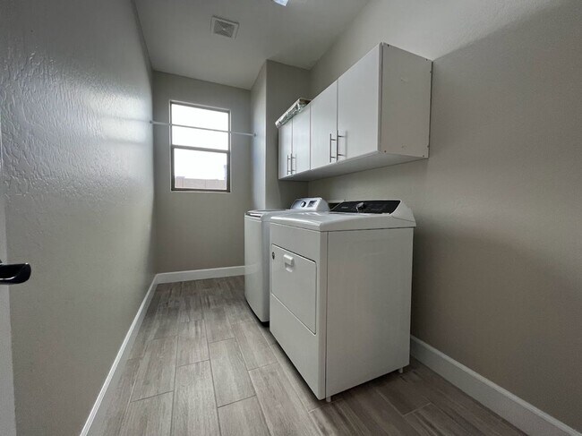 Building Photo - Cozy Cul De Sac house FOR RENT in a GREAT location