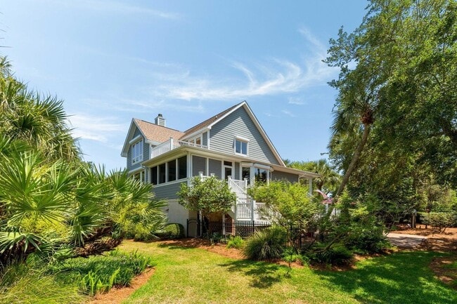 Building Photo - 16 Fairway Village Ln