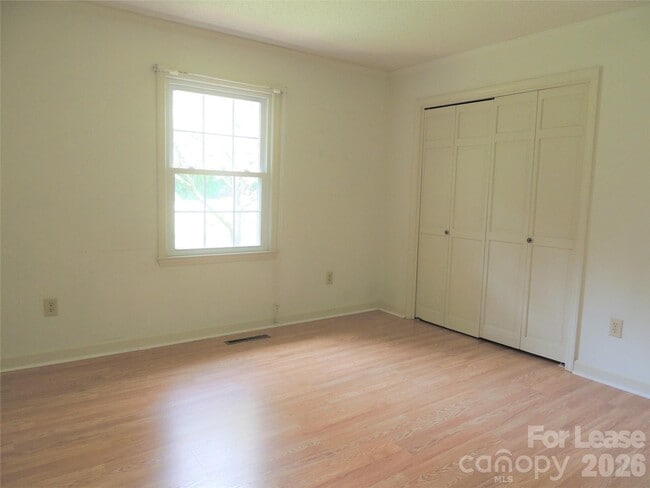 Building Photo - 131 Holbrook St