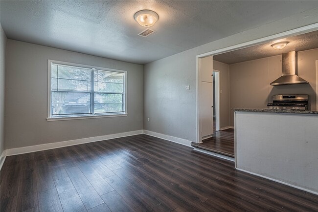 Building Photo - 5818 Glenhurst Dr