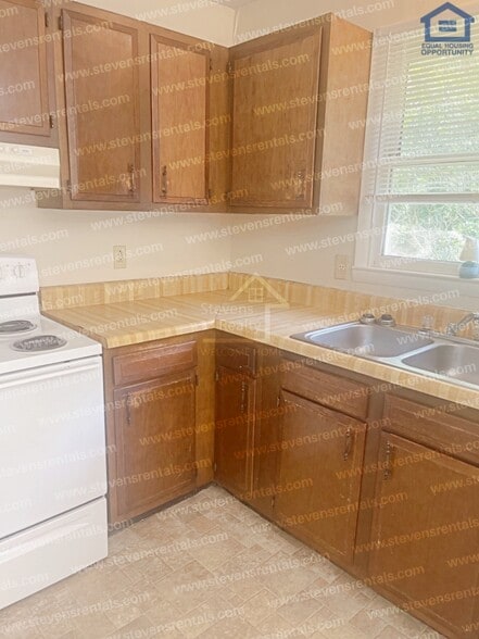 Building Photo - 2050 Wildwood Rd