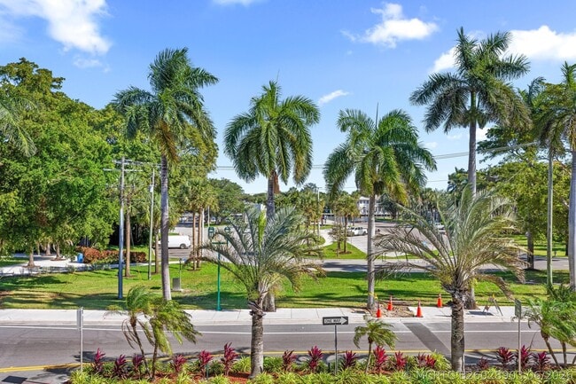 Building Photo - 495 E Royal Palm Rd